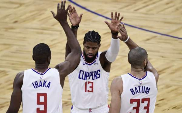NBA湖人加时争议三分绝杀快船终结四连胜登顶引热议