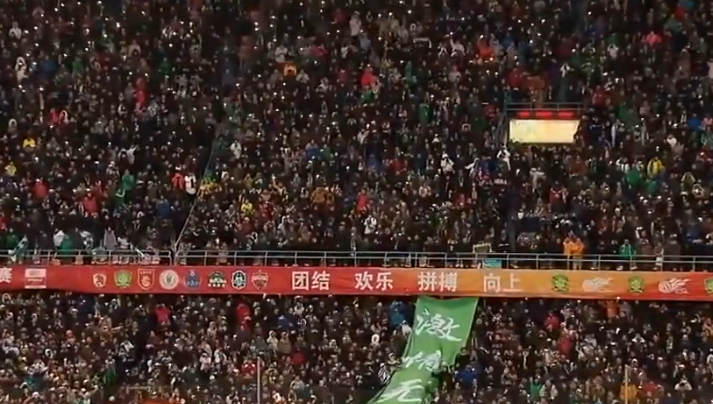  多特蒙德主场灯光秀致敬传奇，数万球迷合唱队歌  