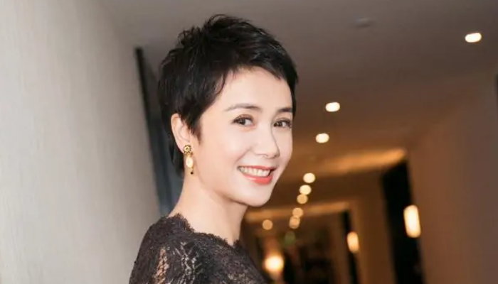  曼联争议判罚引发舆论风波  